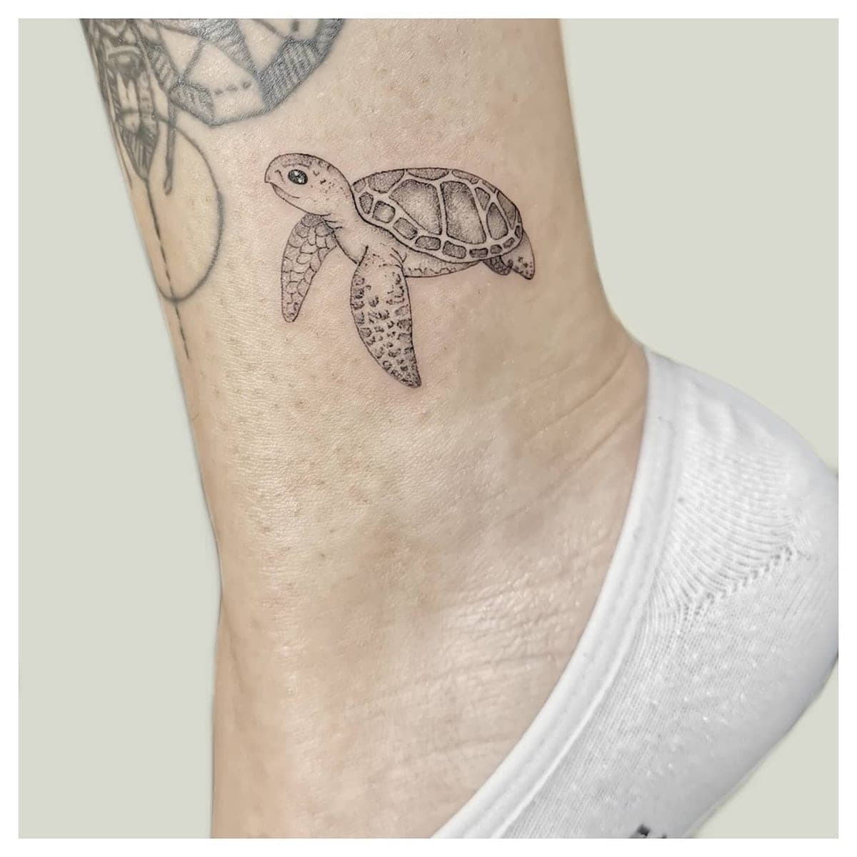 Tatuaje de línea fina: tortuga marina en el tobillo