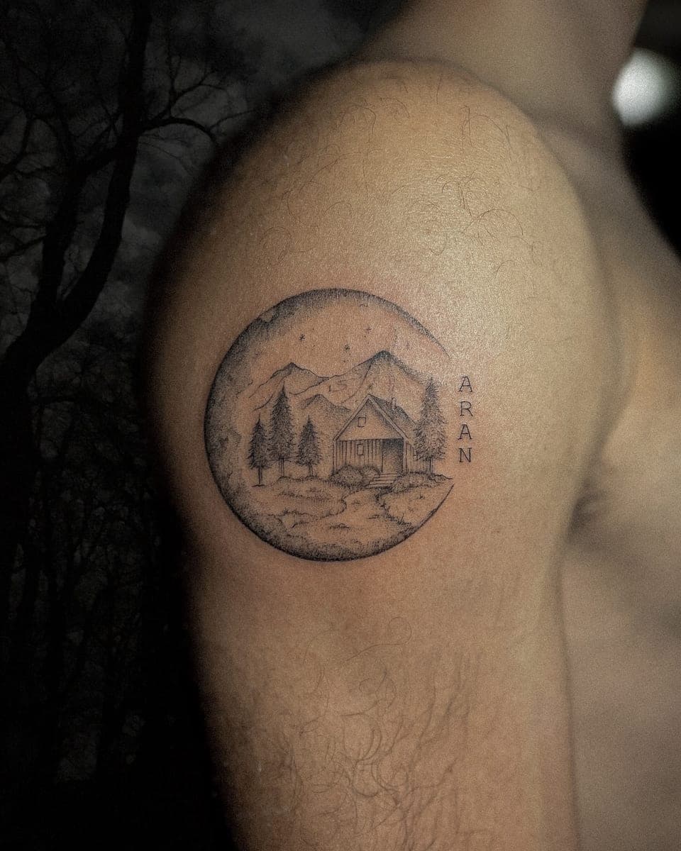 Tatuaje de línea fina: cabaña y montañas en el hombro