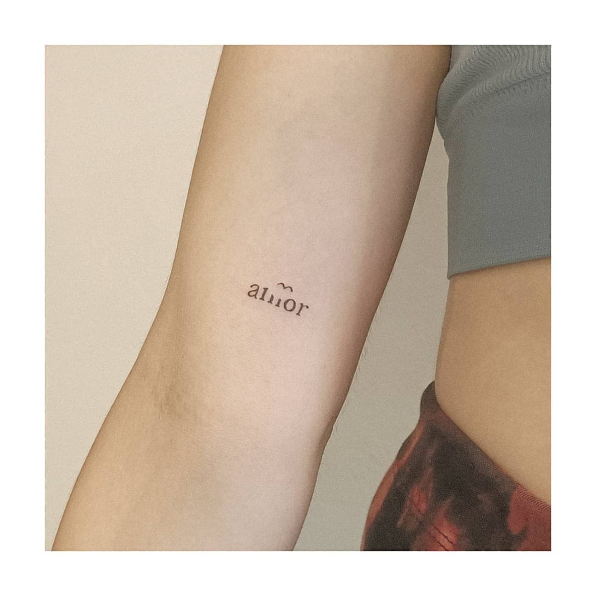 Tatuaje de línea fina de Lidia Alberich — L'Olivera, Barcelona