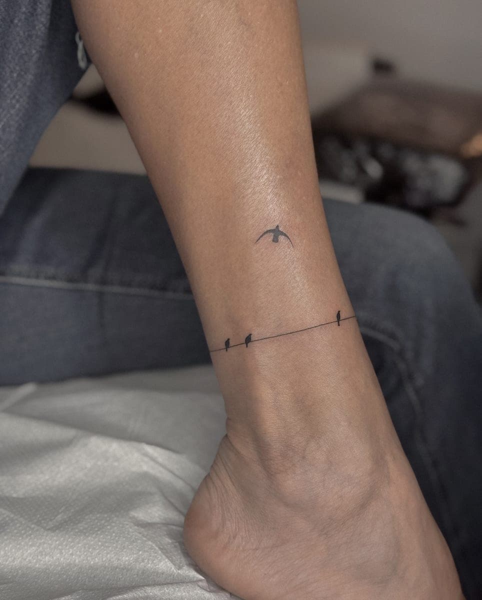 Tatuaje de línea fina de Lidia Alberich — L'Olivera, Barcelona