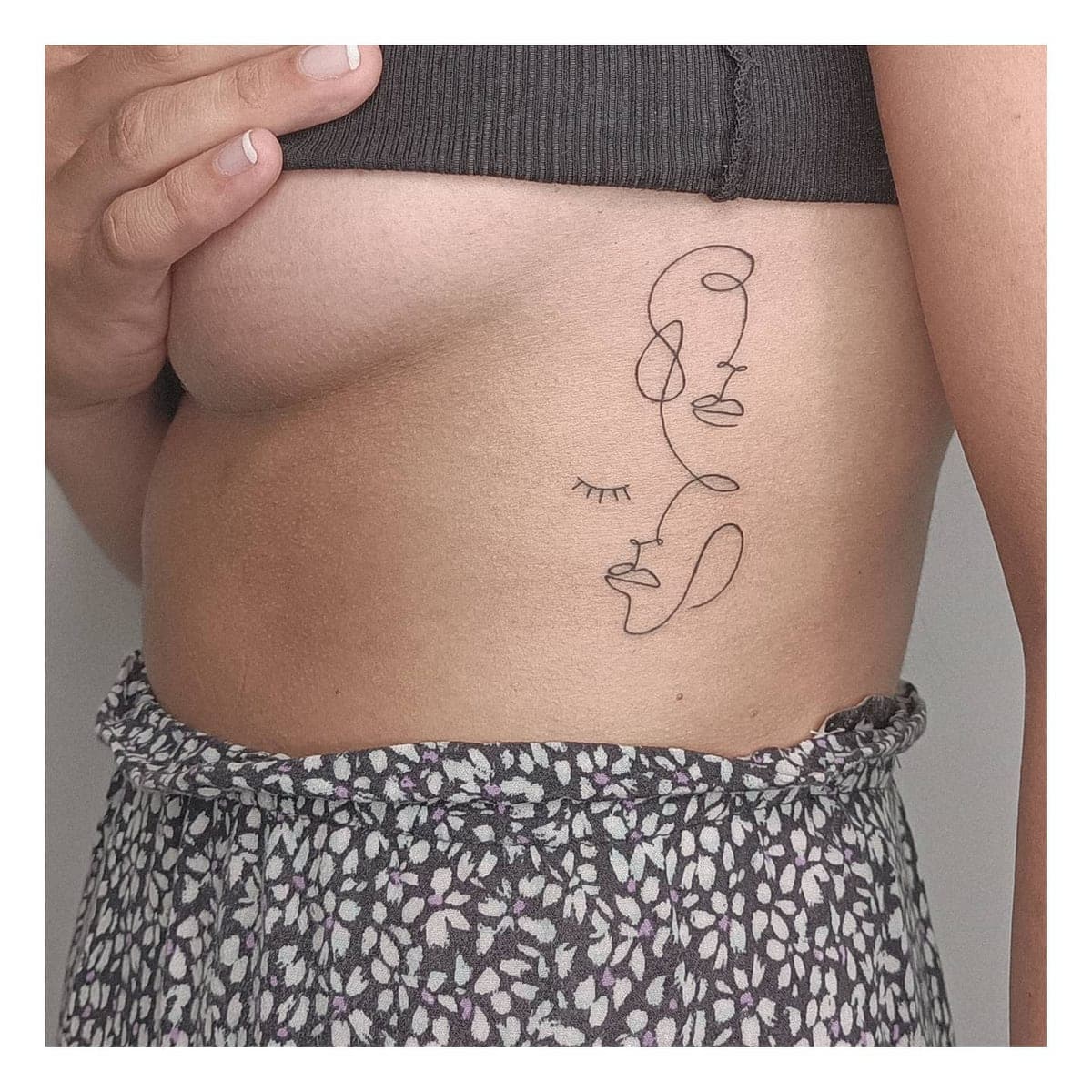Tatuaje de línea fina de Lidia Alberich — L'Olivera, Barcelona