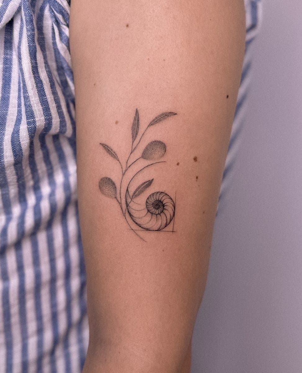 Tatuaje de línea fina de Lidia Alberich — L'Olivera, Barcelona