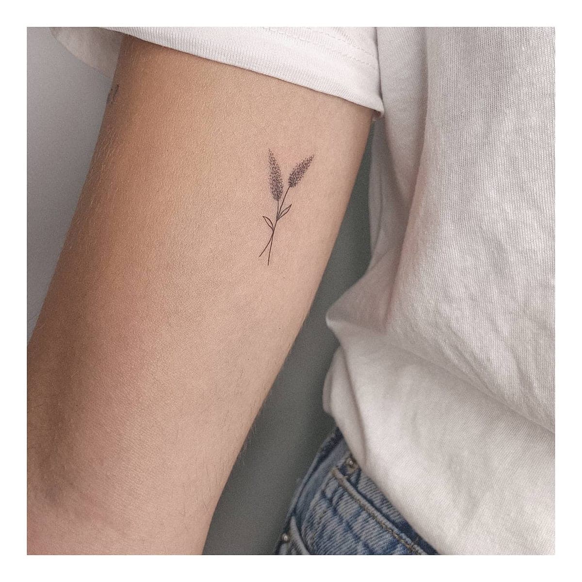 Tatuaje de línea fina de Lidia Alberich — L'Olivera, Barcelona