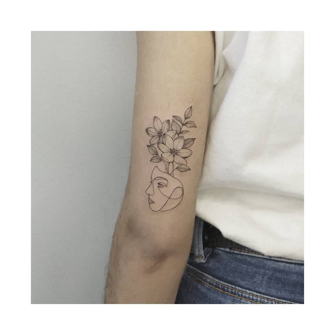 Tatuaje de línea fina de Lidia Alberich — L'Olivera, Barcelona