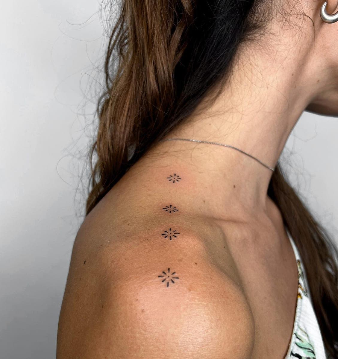 Tatuaje de línea fina de Lidia Alberich — L'Olivera, Barcelona